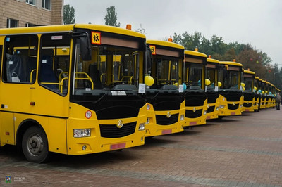 Ренійська міська влада заховала новий шкільний автобус, а він тим часом іржавіє просто неба
